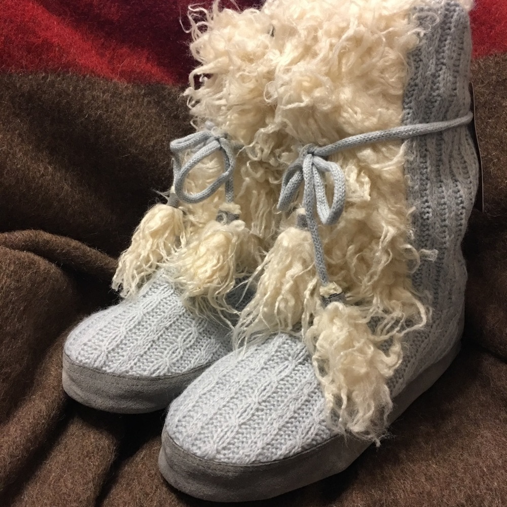 Muk Luks Light Blue Sweater Slippers Faux Fur Size 7-8 Medium Indoor Out…